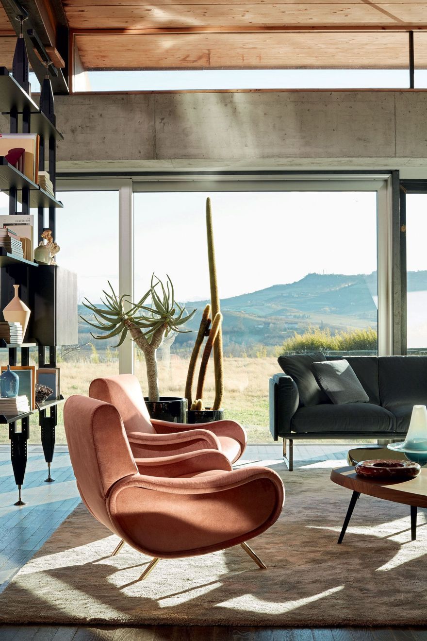 Helles Wohnzimmer mit Cassina Sofa und Sessel in Rosa. Modernes Design mit großem Fenster.