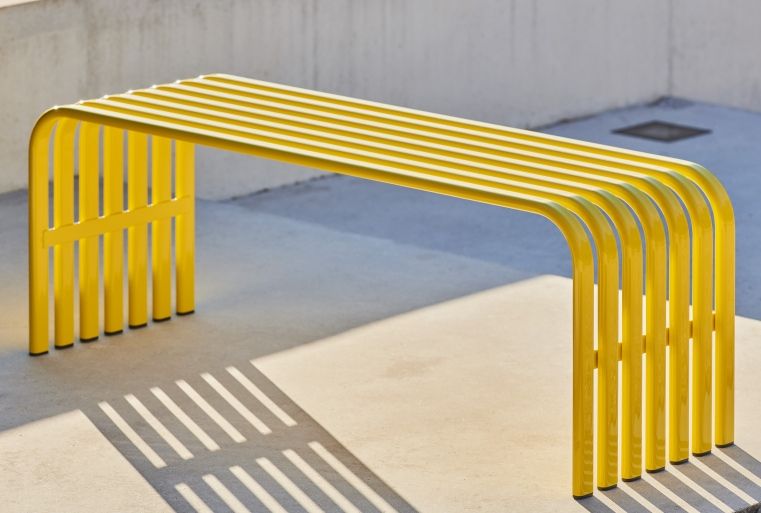 Gelbe Campus Bank von Jan Kurtz für den Außenbereich, moderne Gartenbank aus Metall.