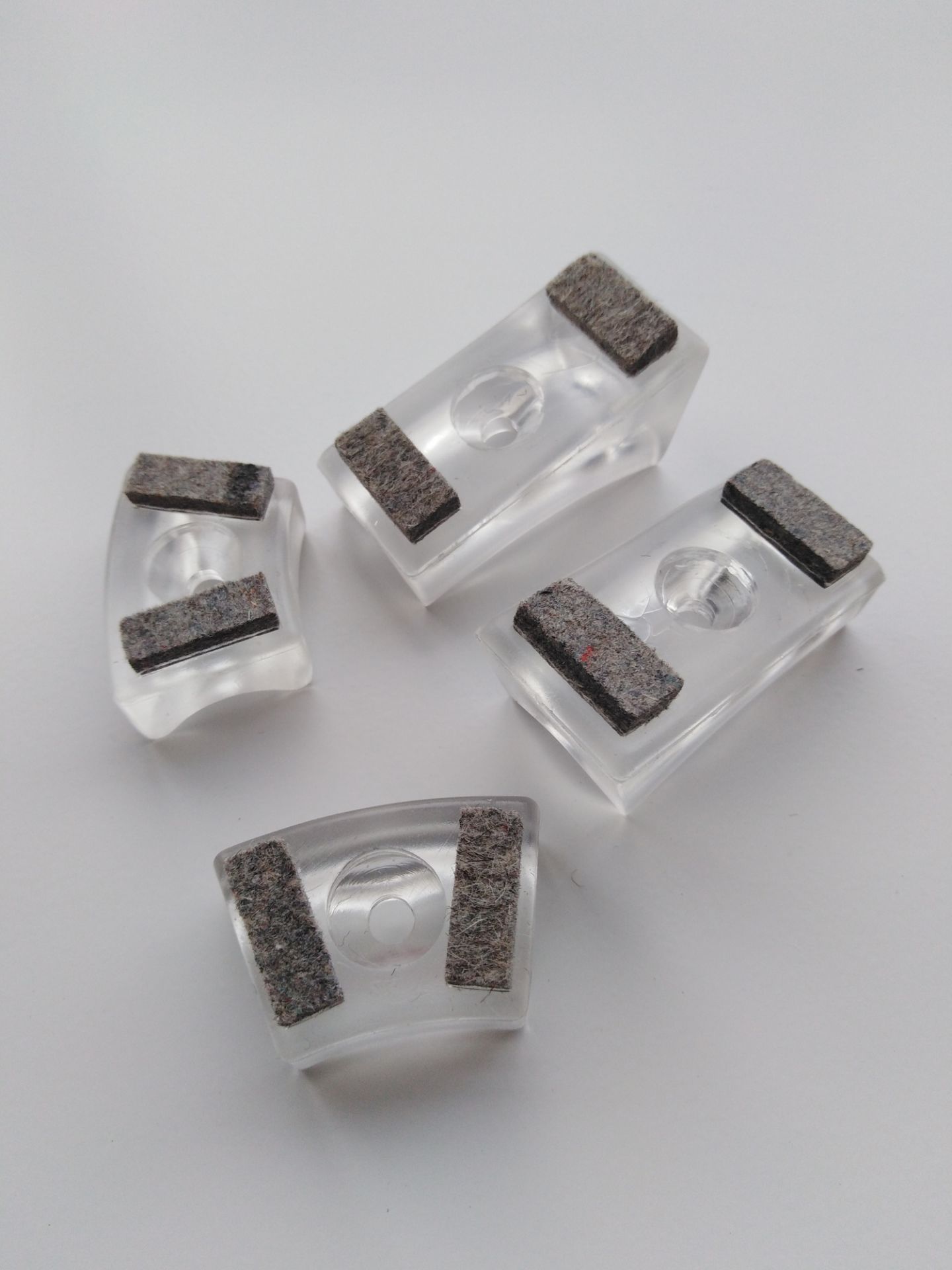 Transparente Kunststoffgleiter mit Filz für Freischwinger Stühle, idealer Bodenschutz und leises Verschieben.