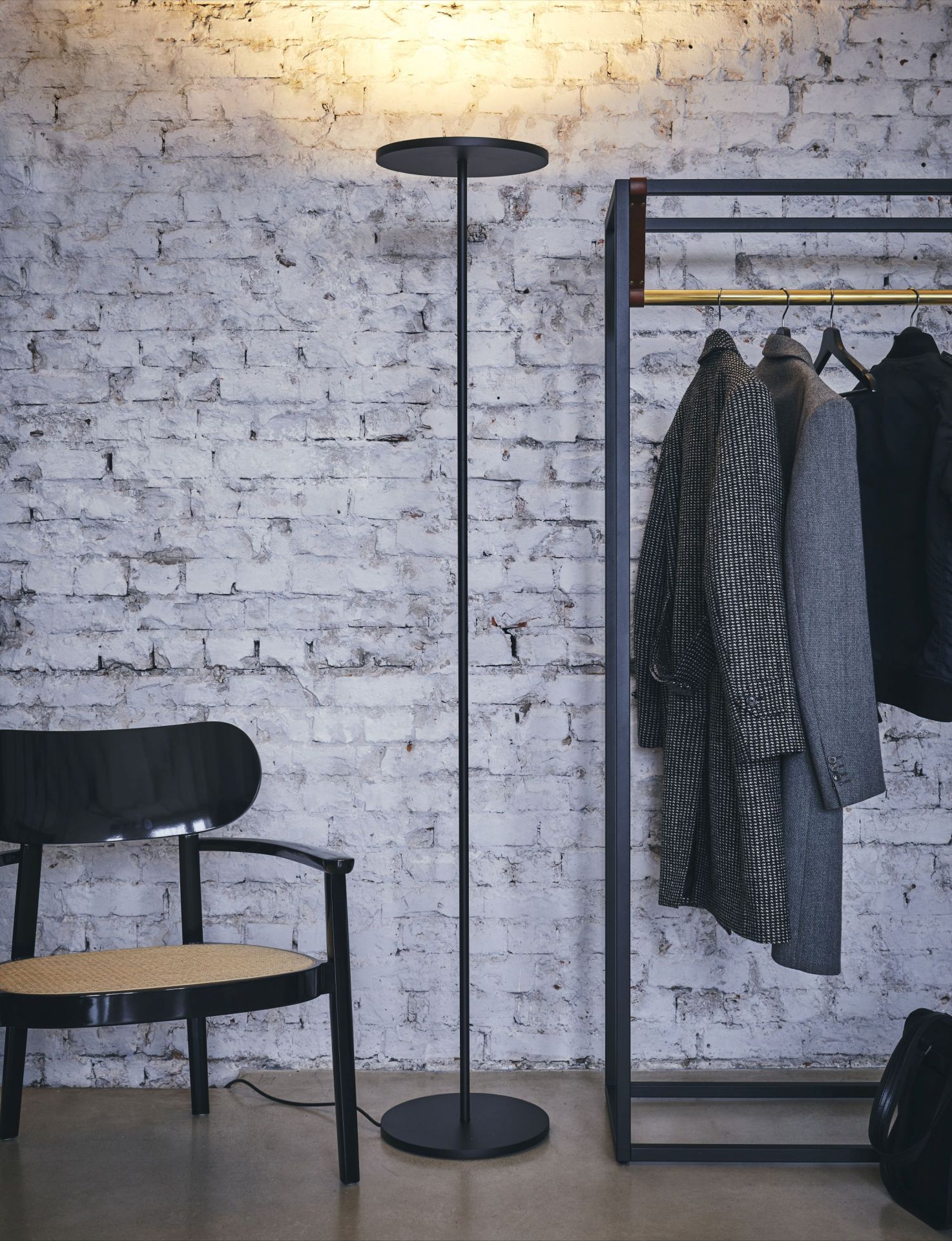 Athena Stehleuchte von Artemide: Moderne, schwarze Stehlampe mit runder Form und indirektem Licht.