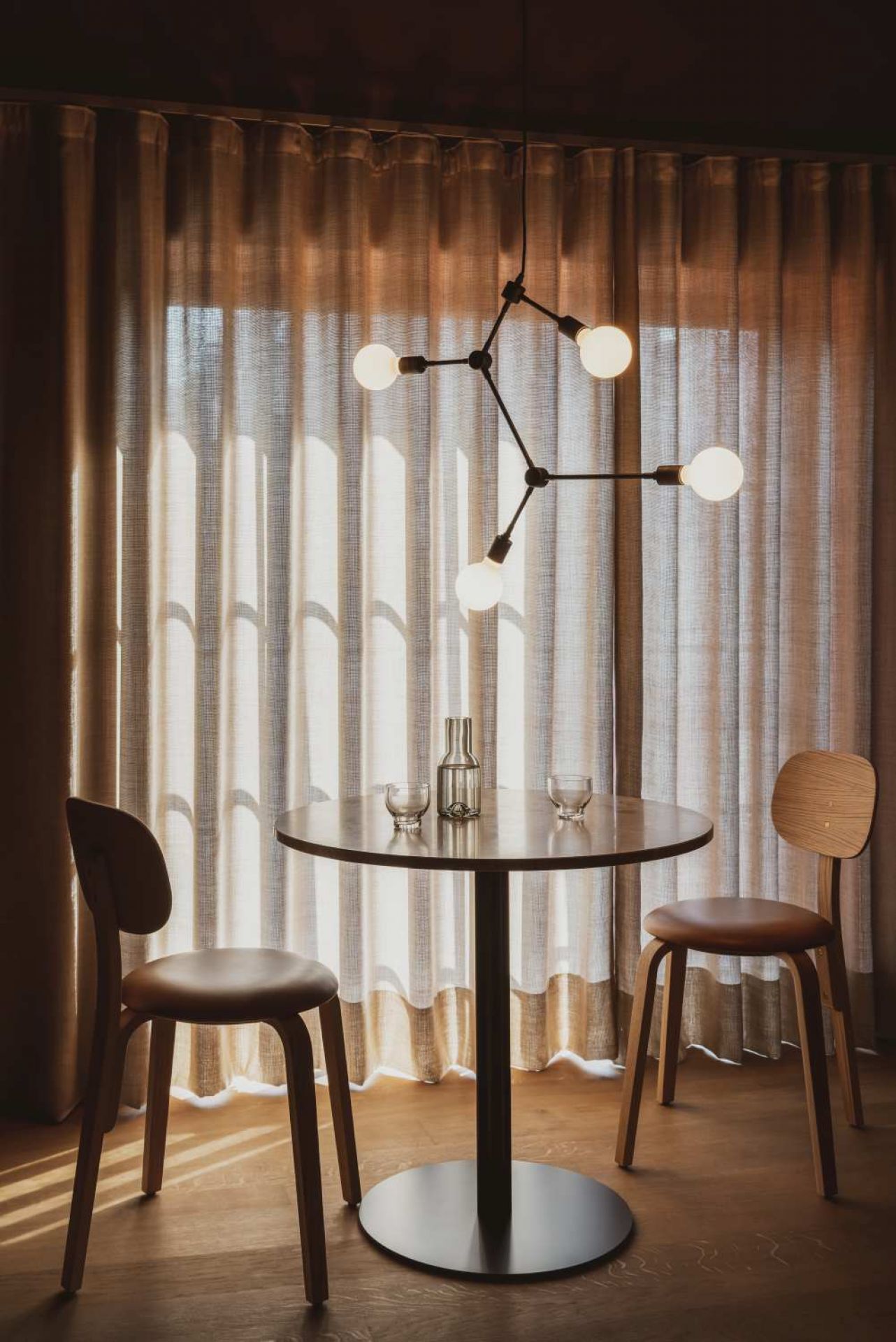 Bottle Collection Wasserkaraffe 0,5 Liter auf Tisch mit Gläsern, stilvolles Design für Wasser und Getränke.