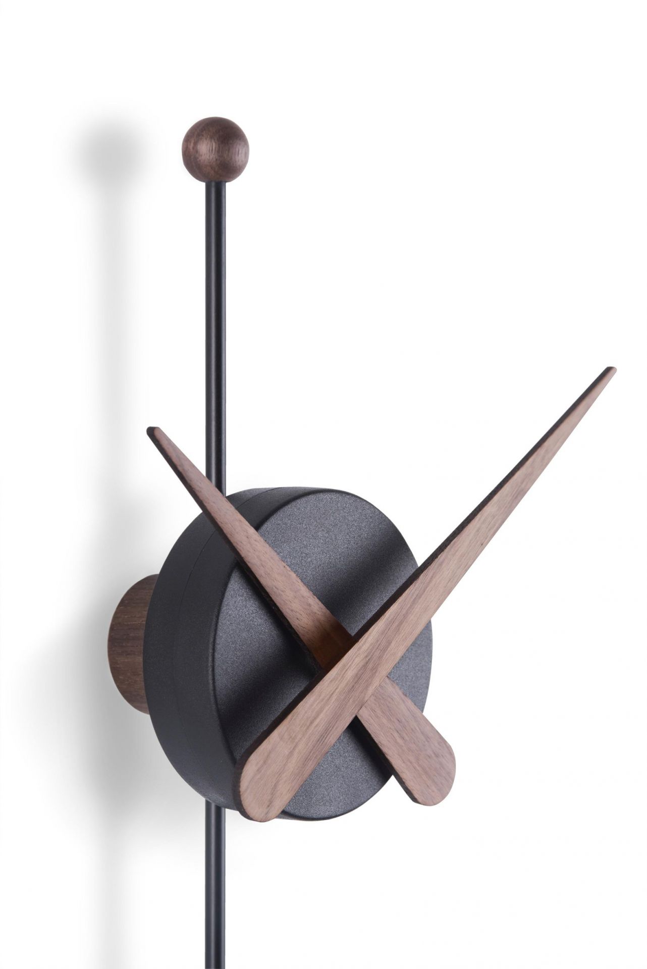 Punta Wanduhr von nomon: Moderne Design Wanduhr mit Walnuss Zeigern und schwarzem Gehäuse.