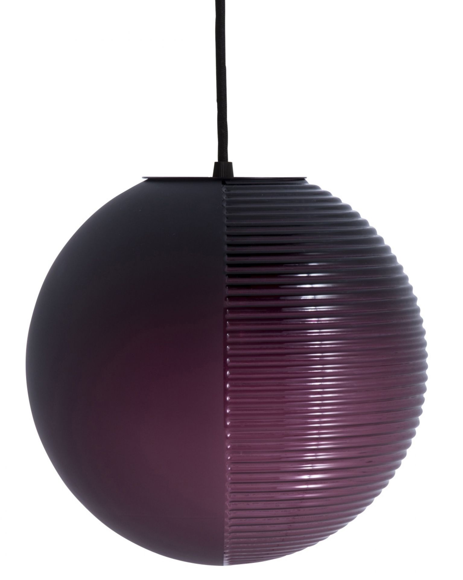 Stellar Medium Pendelleuchte von Pulpo: Runde, violette Designer-Hängeleuchte mit gerippter Oberfläche. Moderne Innenbeleuchtung.