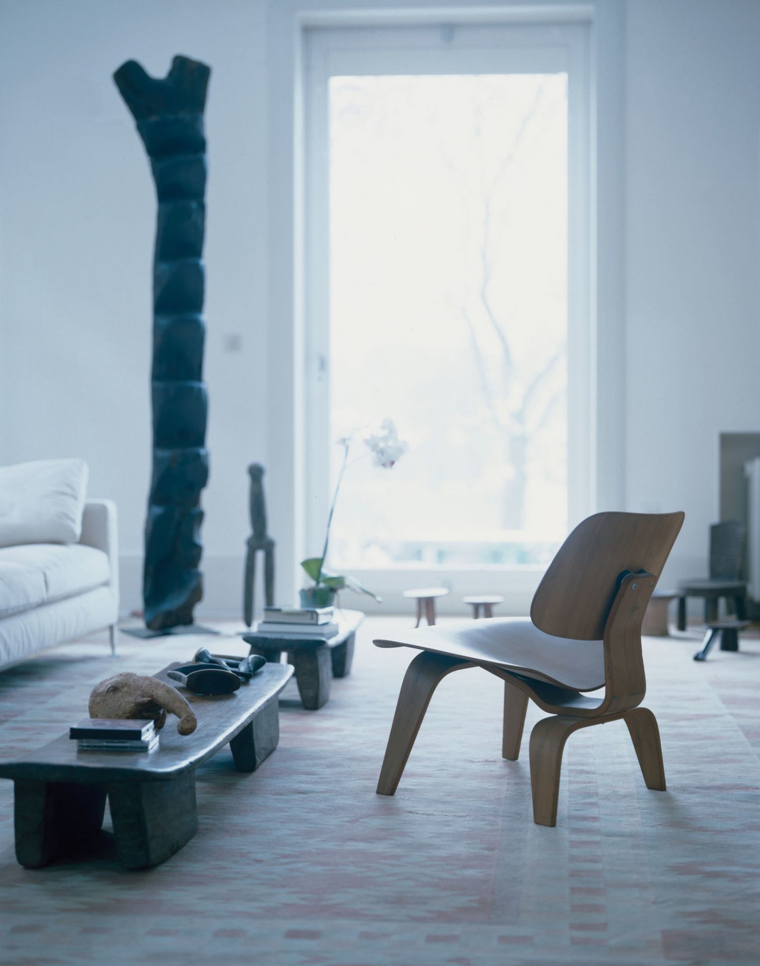 Vitra Plywood Chair LCW im Wohnzimmer: Holzstuhl mit geschwungenen Formen, Designklassiker.
