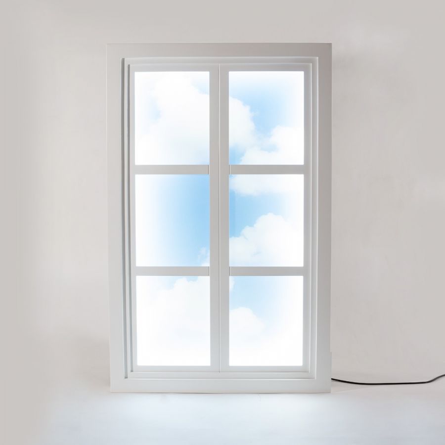 Weiße Suite Window Leuchte von Seletti mit blauem Himmel und Wolken als Lichtquelle.