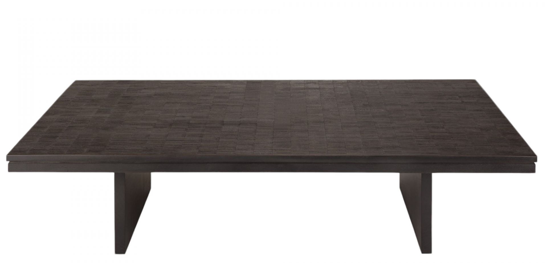 Rechteckiger Couchtisch "Grooves" von Ethnicraft aus dunklem Teakholz mit markanter Oberflächenstruktur.