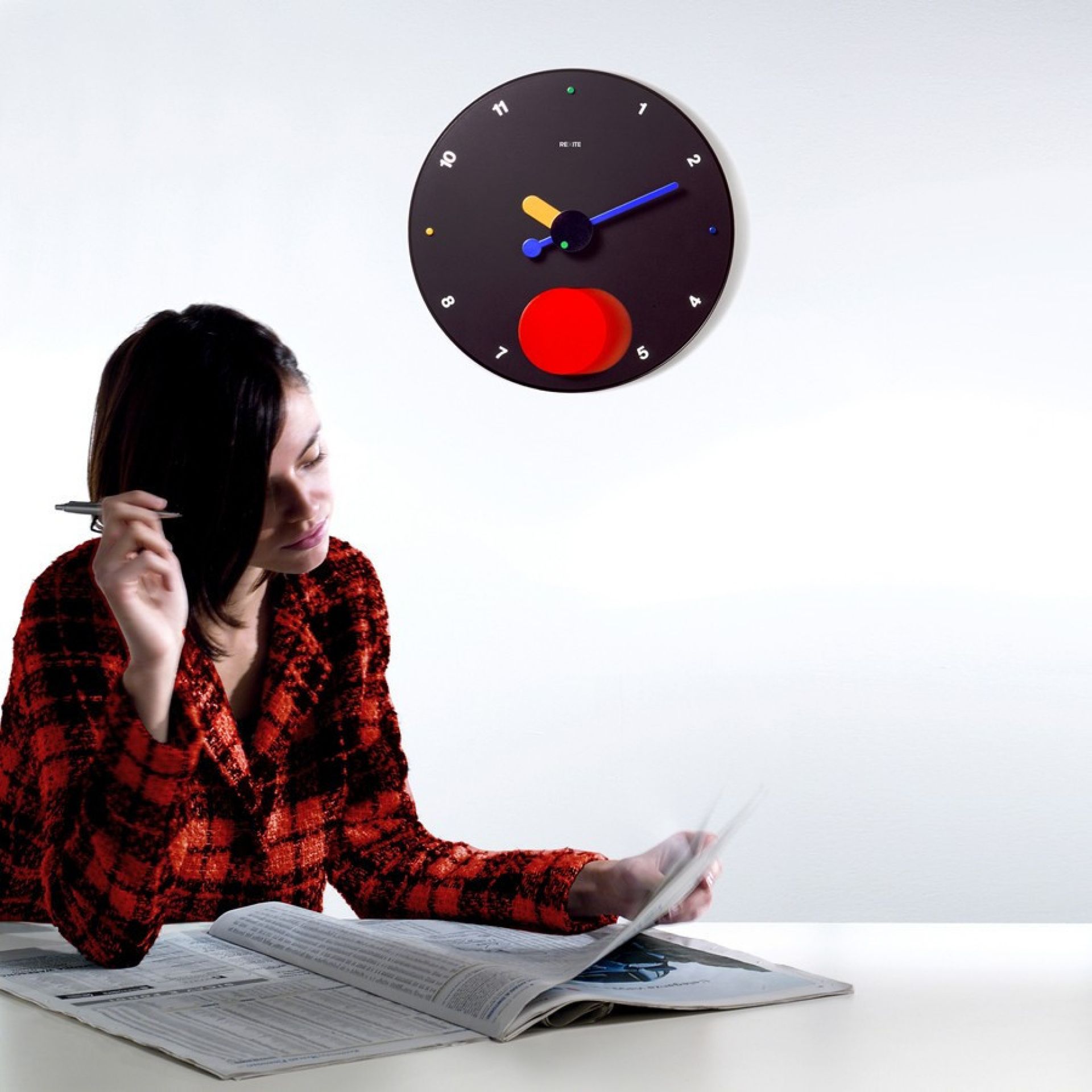 Contrattempo Wanduhr von Rexite: Schwarze Design Wanduhr mit Pendel, moderne Wohnaccessoires für stilvolle Räume.