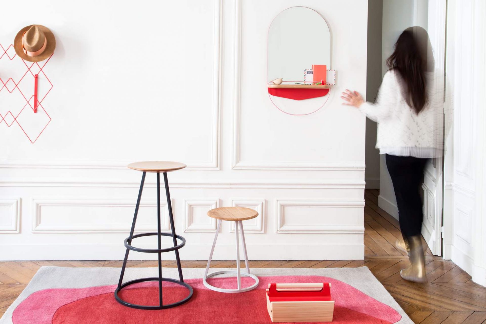 Zwei Hartô Hocker, Modell Gustave, in modernem Interieur mit Teppich und Dekoration.