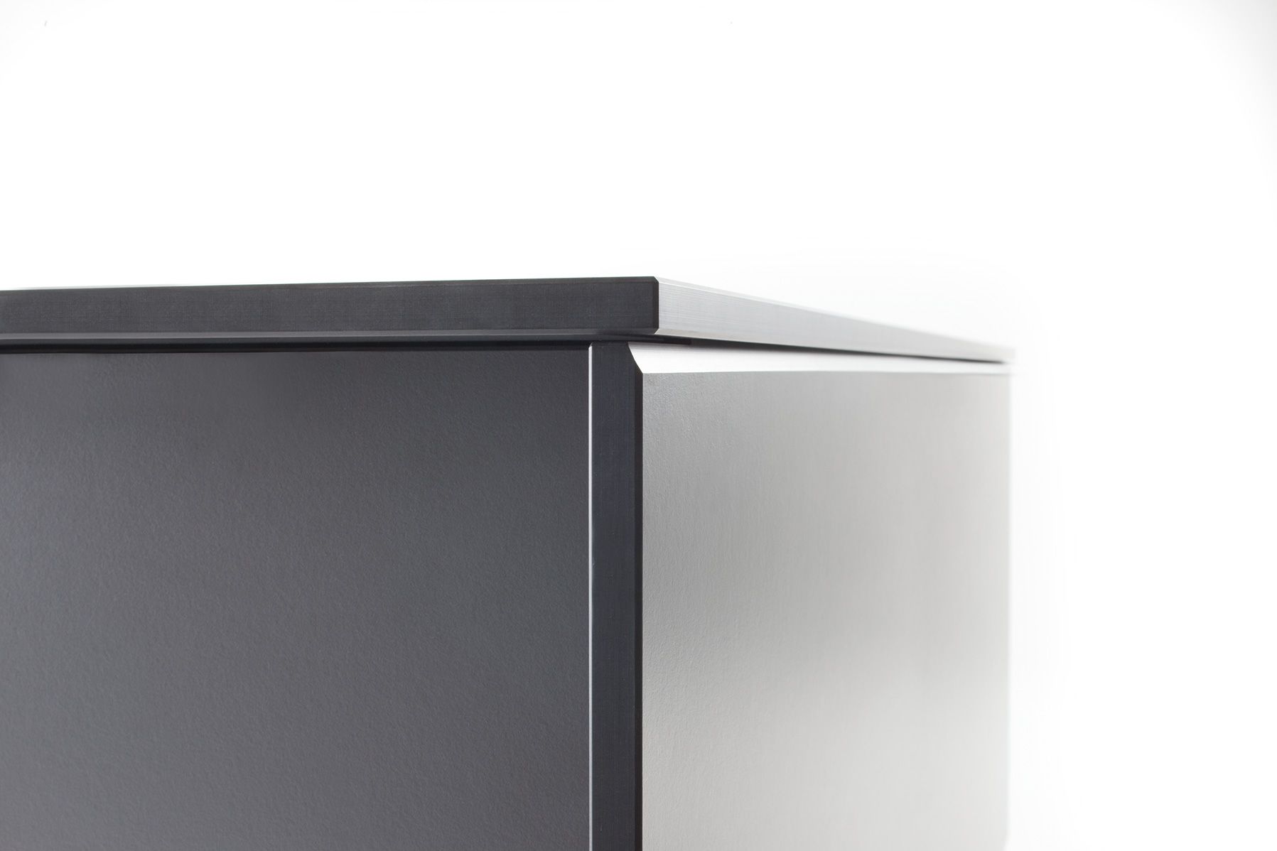 Detailaufnahme der anthrazitfarbenen EL Pecho Kissentruhe von Conmoto, ideal für Gartenmöbel und Kissen.