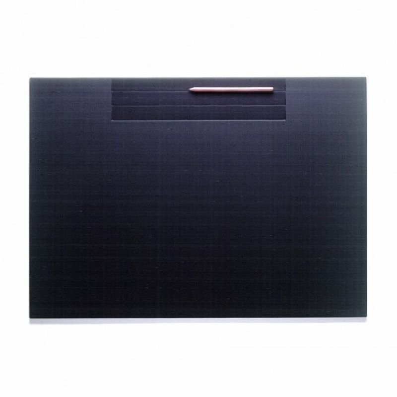 Schwarze Rexite Schreibtischunterlage mit Stiftablage und Stift, ideal für den modernen Arbeitsplatz.