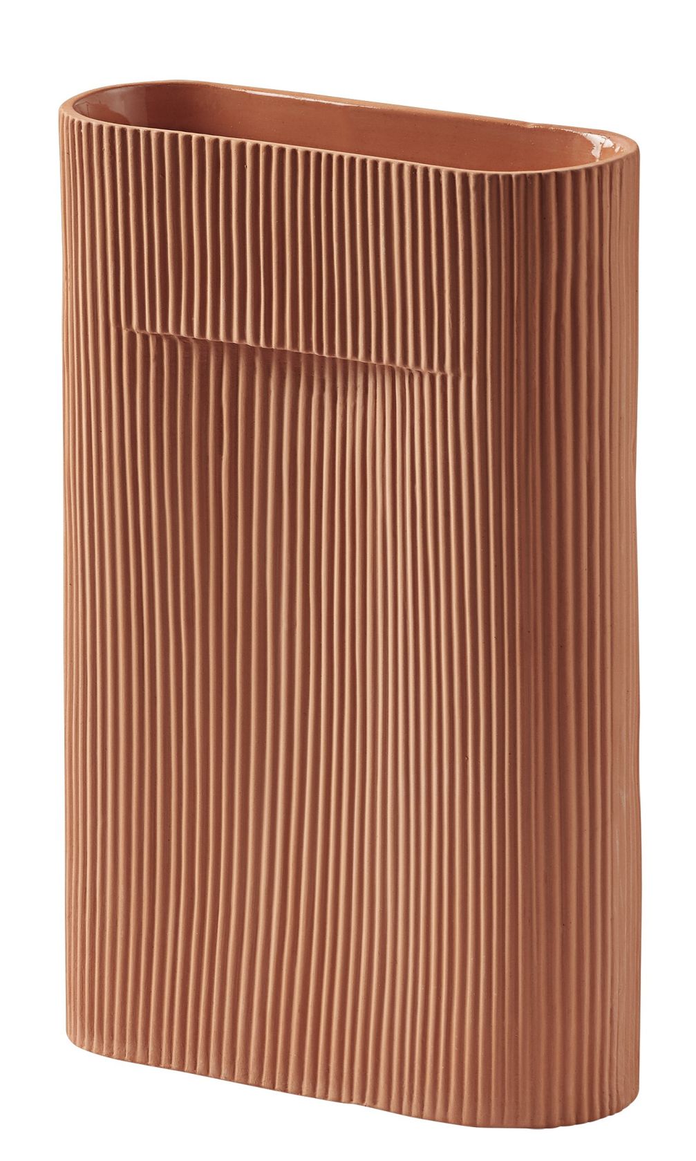 Nahaufnahme der Ridge Vase von Muuto, eine geriffelte, terracottafarbene Blumenvase für moderne Dekoration.