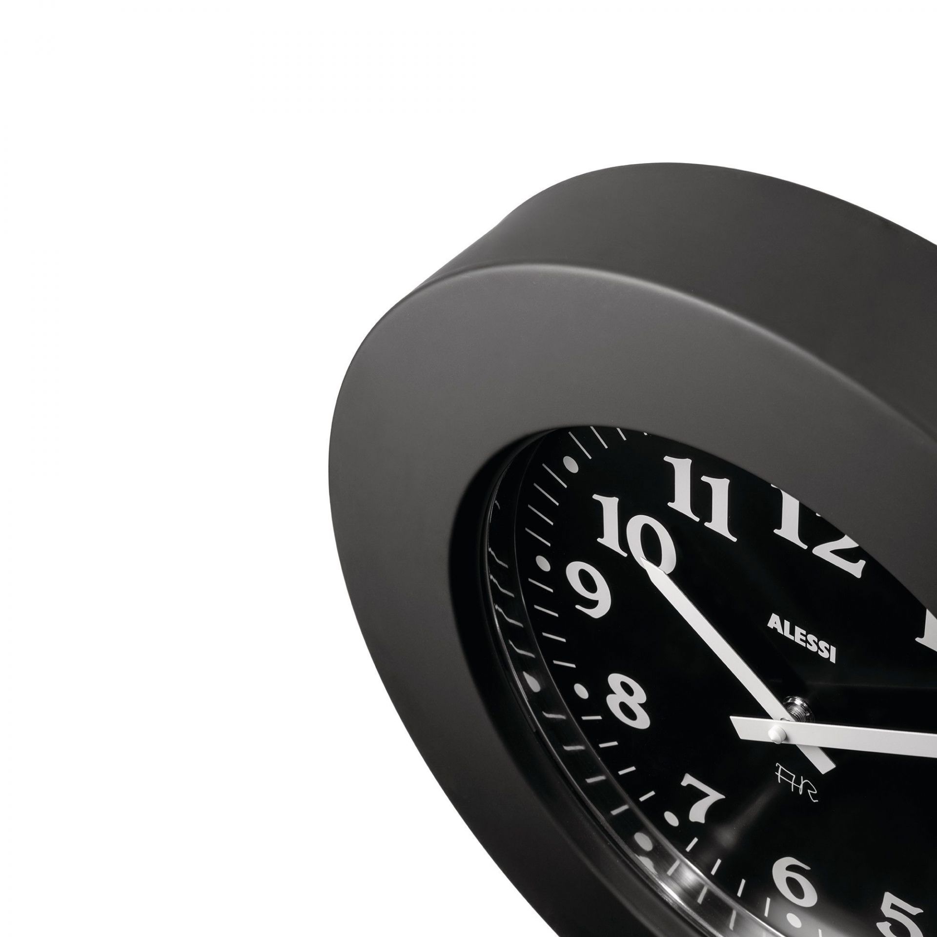 Detailaufnahme der schwarzen Alessi Wanduhr Momento 11 B, modernes Design für stilvolle Wohnraumgestaltung.
