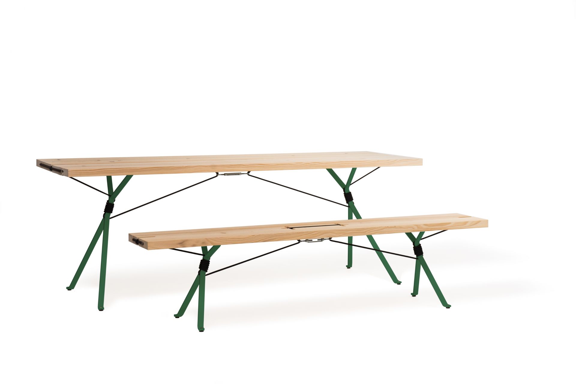 Kampenwand Bank von Moormann: Holzbank mit grünen Beinen und passendem Tisch auf weißem Hintergrund.
