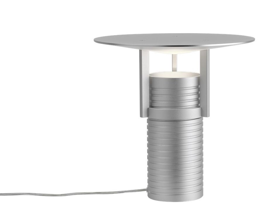 Silberne Muuto Tischleuchte "Set Table Lamp" mit rundem Lampenschirm und geriffeltem Lampenfuß.