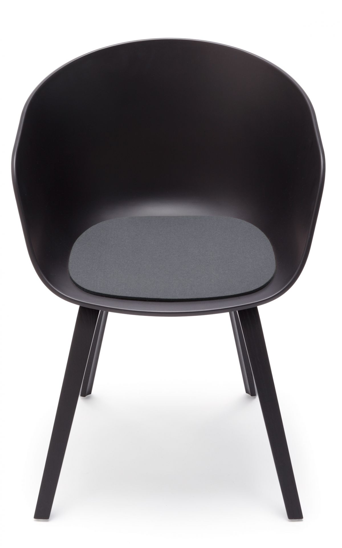 Schwarzer About A Chair AAC22 Stuhl mit taubengrauer Filz Sitzauflage von Hey Sign.