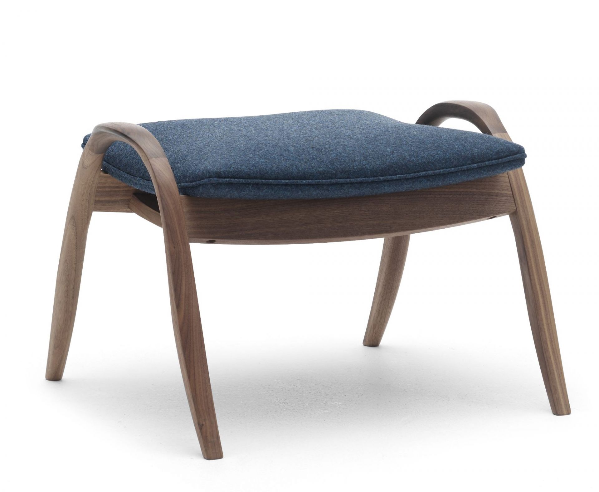 FH430 Signature Footstool Hocker von Carl Hansen mit blauem Polster und Holzgestell.