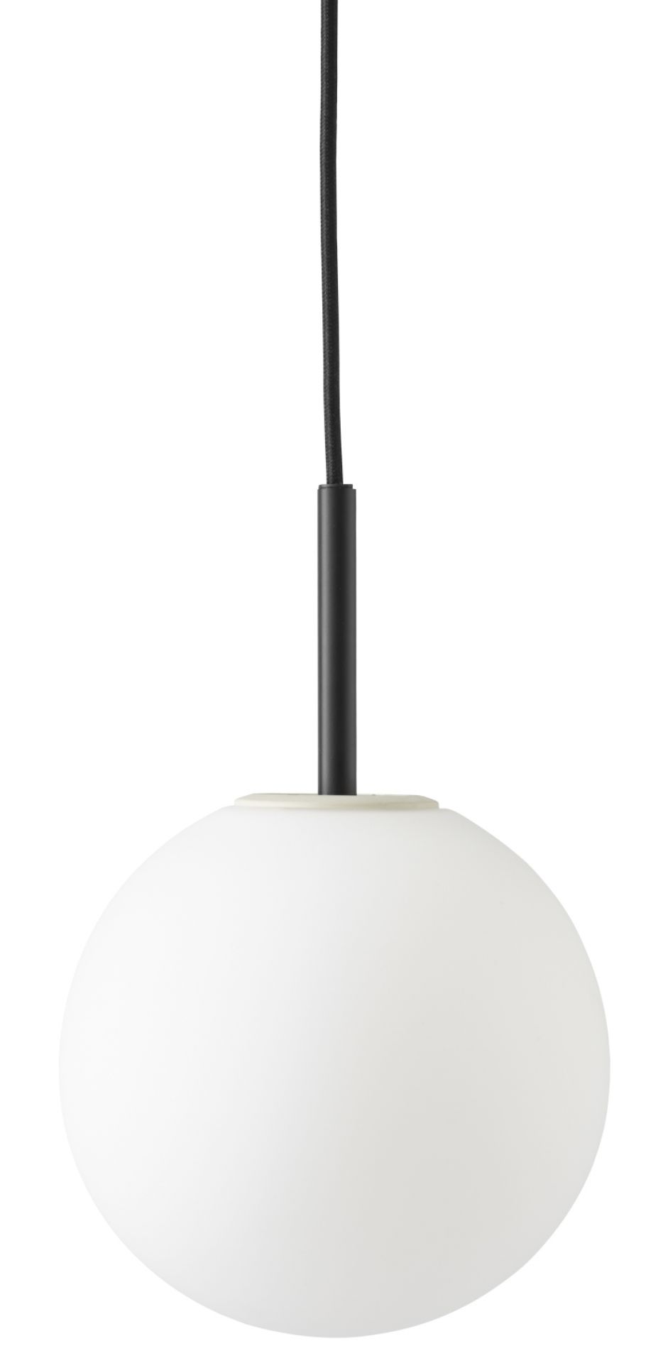 Nahaufnahme der Audo TR Bulb Pendelleuchte mit weißem Opalglas und schwarzem Kabel, modernes Design.