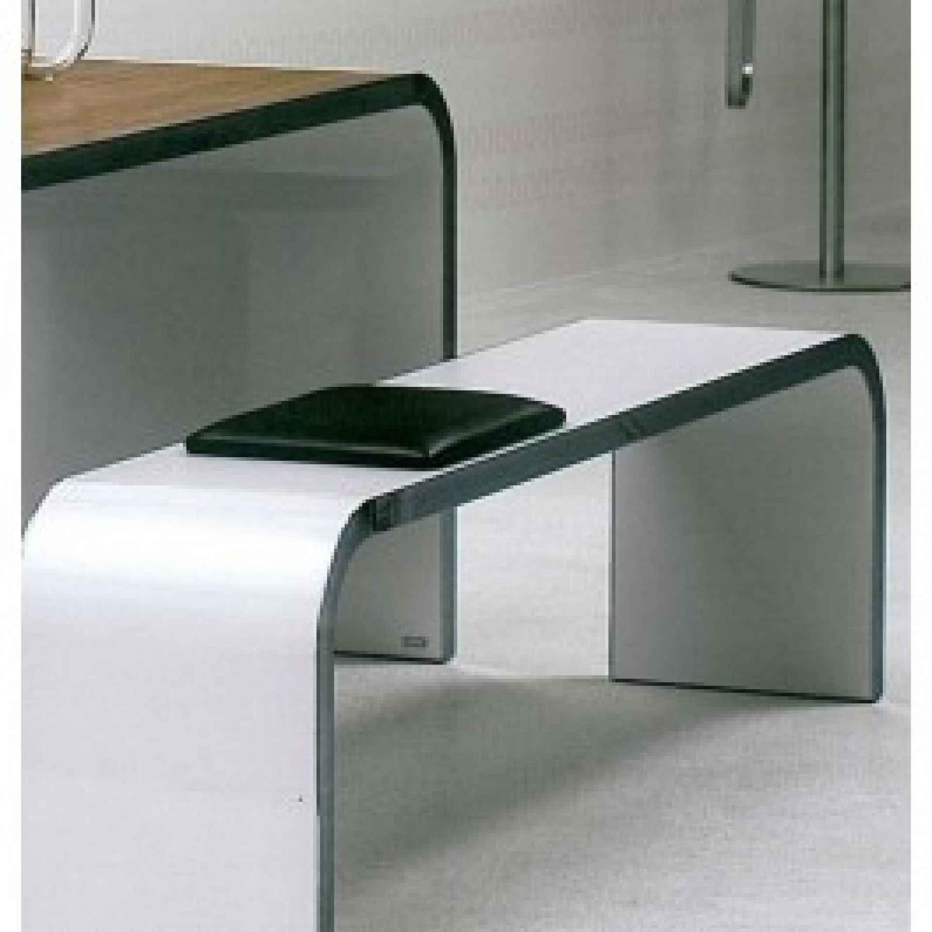 Weiße M11 Highline Bank von Mueller Moebelfabrikation mit schwarzer Sitzauflage. Modernes Möbeldesign für Wohnraum und Büro.