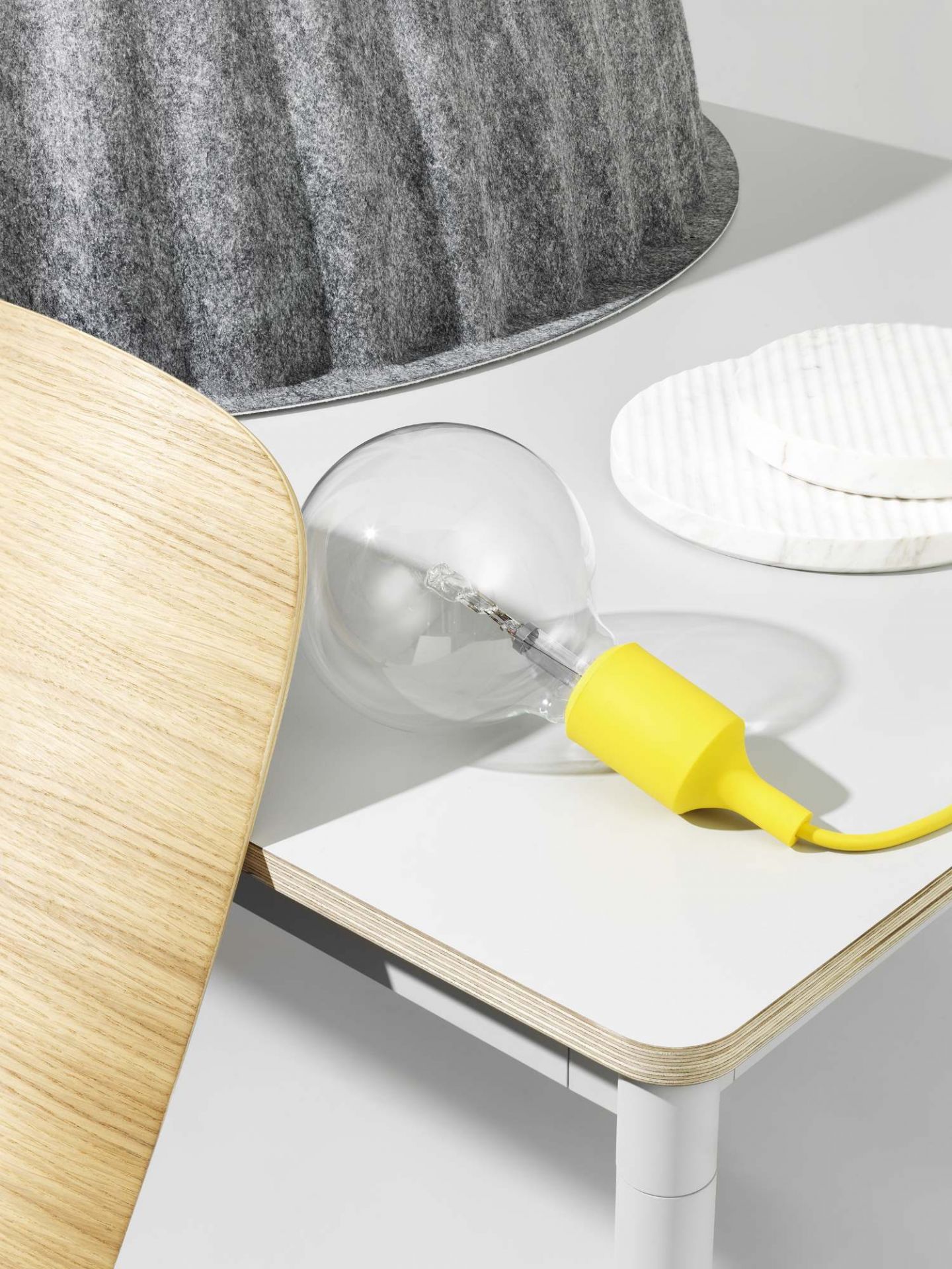 Nahaufnahme: E27 LED Pendelleuchte in Senfgelb, moderne Lampe für stilvolle Innenräume.