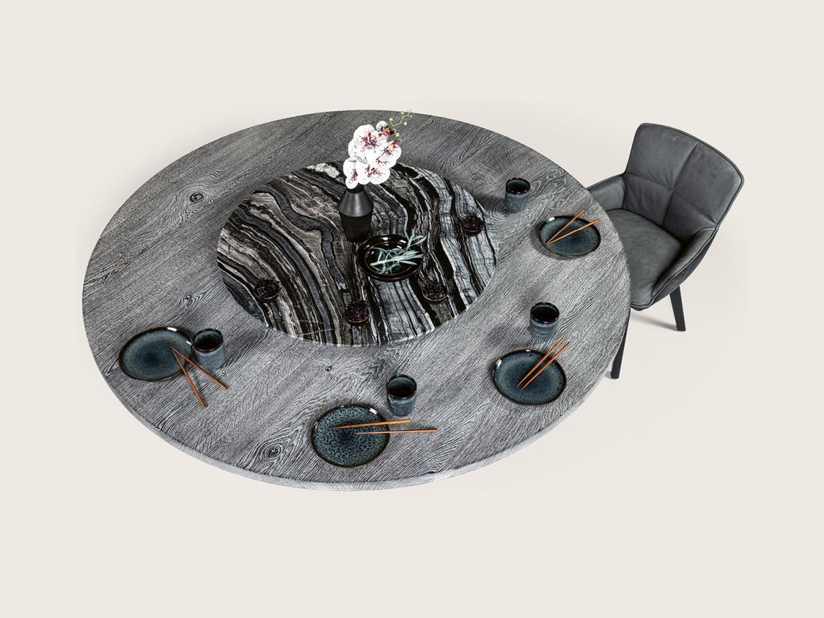 BC 07 Lazy Susan Drehteller Ø110cm von Janua, Esstisch mit Drehteller, schwarz-gold, Draufsicht.