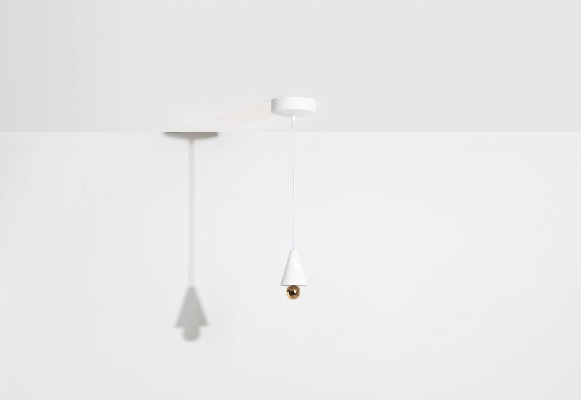 Weiße Cherry Pendelleuchte von Petite Friture, XS-Design, moderne Hängelampe für Wohnräume.
