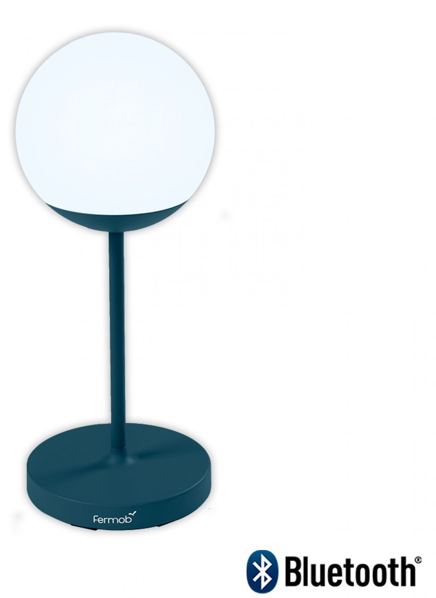 Mooon Tischleuchte von Fermob in Acapulcoblau. Moderne, kabellose Lampe mit rundem Lampenschirm und Bluetooth.