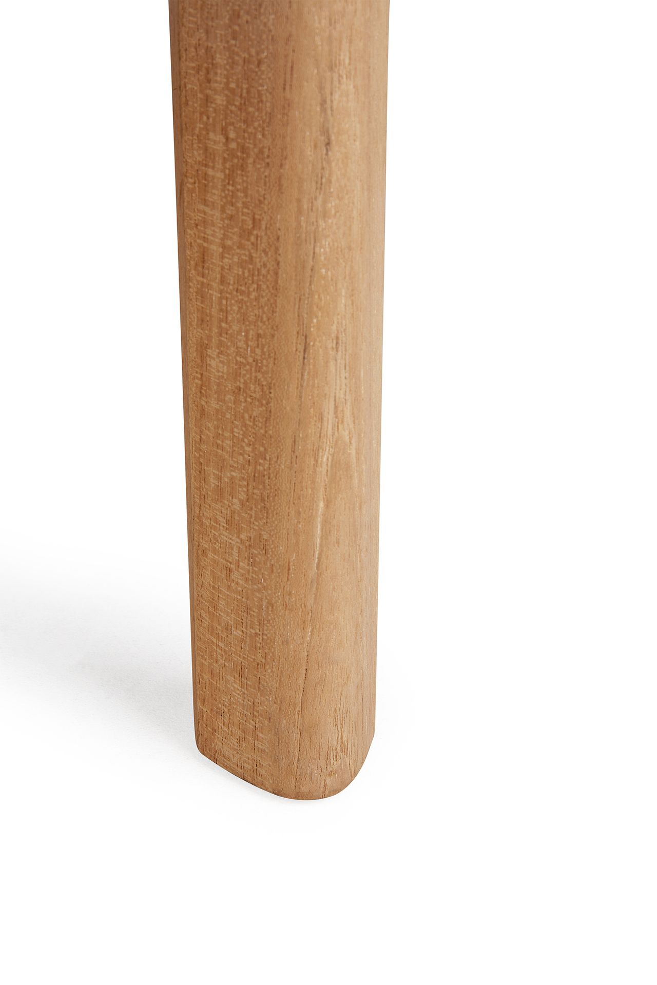 Detailaufnahme vom Bein des Ethnicraft Bok Outdoor Tischs aus Teakholz.