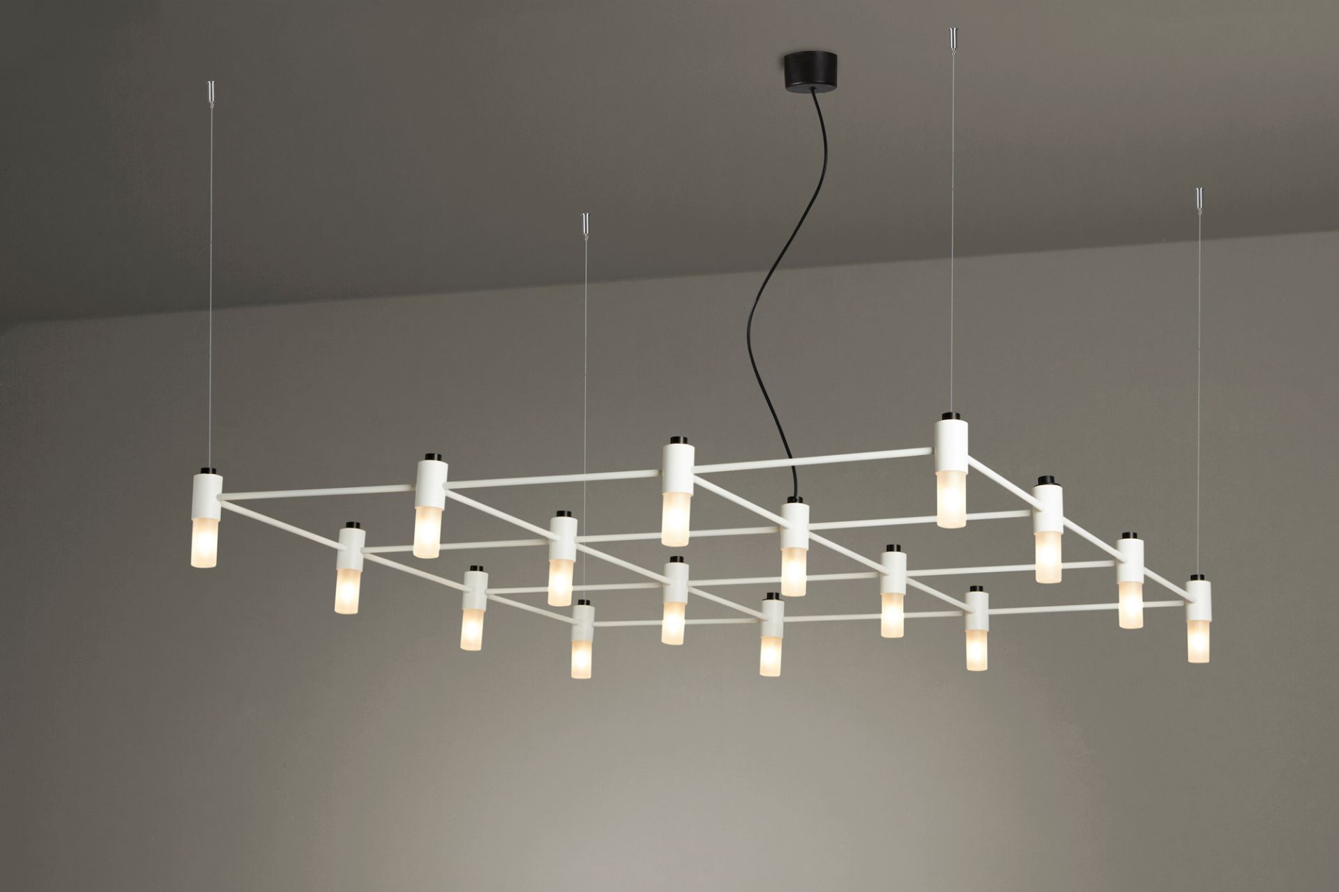 Quadrante Pendelleuchte: Moderne Hängelampe mit weißem Rahmen und zylindrischen Leuchten für Wohnraum und Büro.