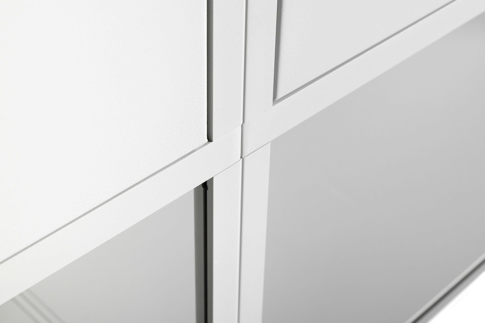 Detailaufnahme: New Order Sideboard Kombination 203 Hay Charcoal, modernes Design, weiße Oberfläche.