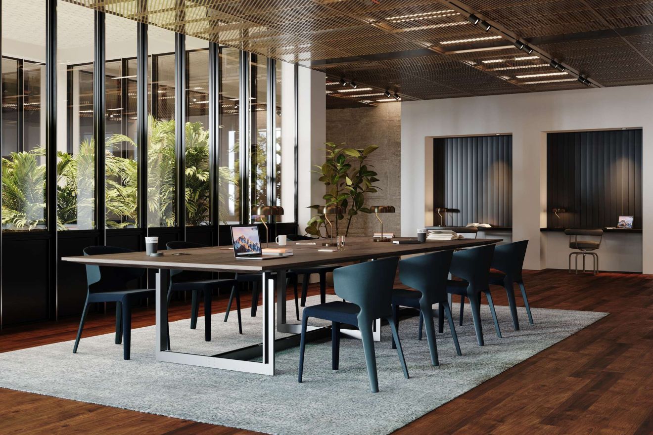 Innenaufnahme: Cassina Hola Armlehnstuhl in Blau an langem Konferenztisch, modernes Büromöbel Design.