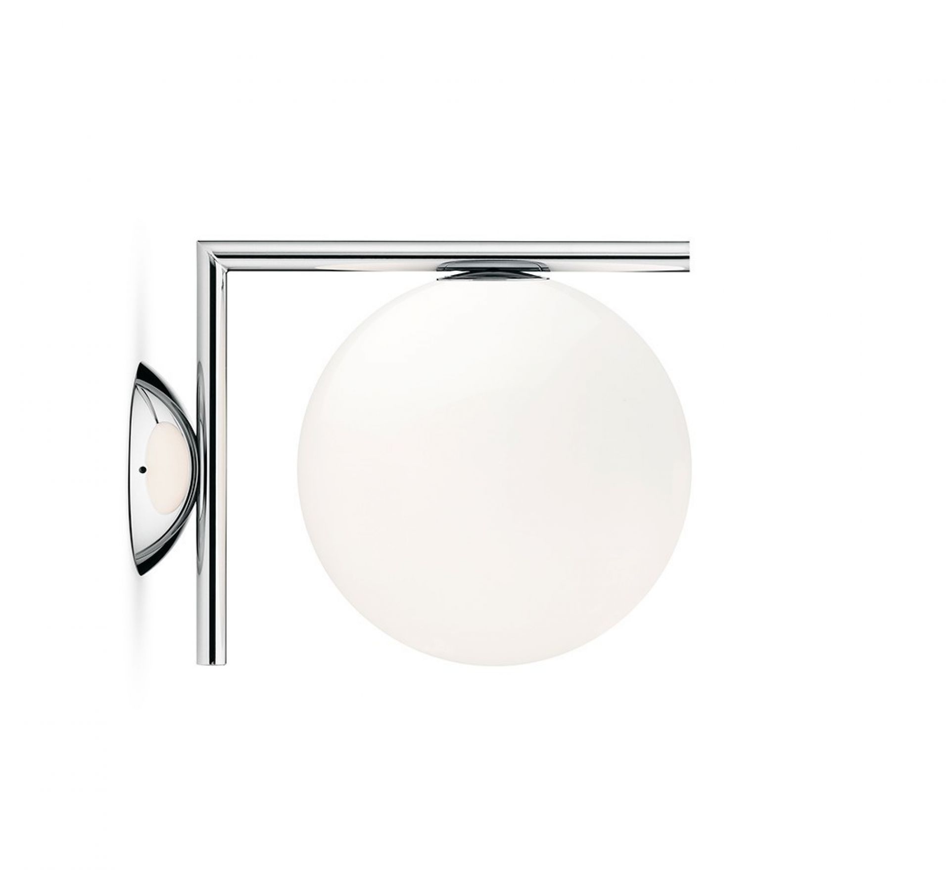 IC Lights Wandleuchte von Flos in Chrom mit runder, weißer Glaskugel als Leuchtmittel.