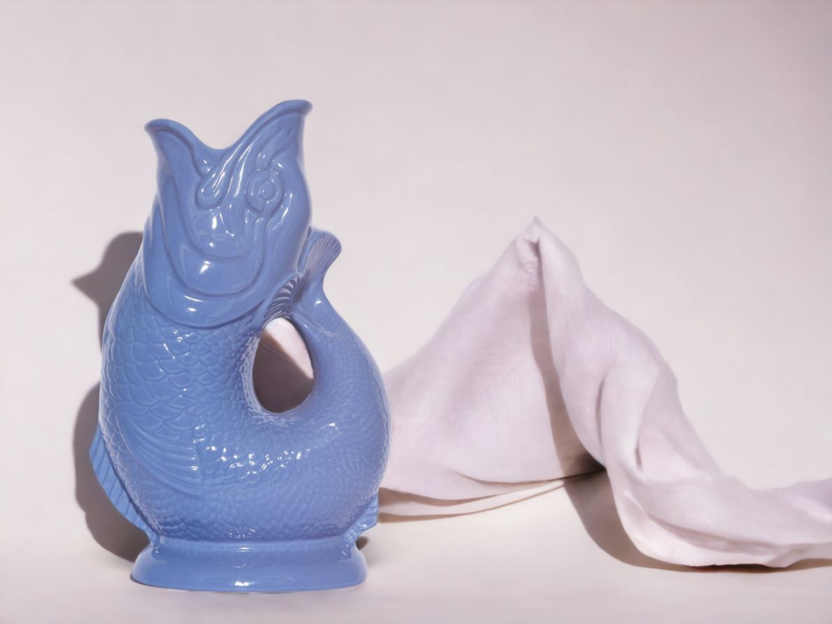 Gluckigluck Fischkaraffe XL in Sea Blue, dekorative Keramikvase in Fischform für Wasser oder Blumen.