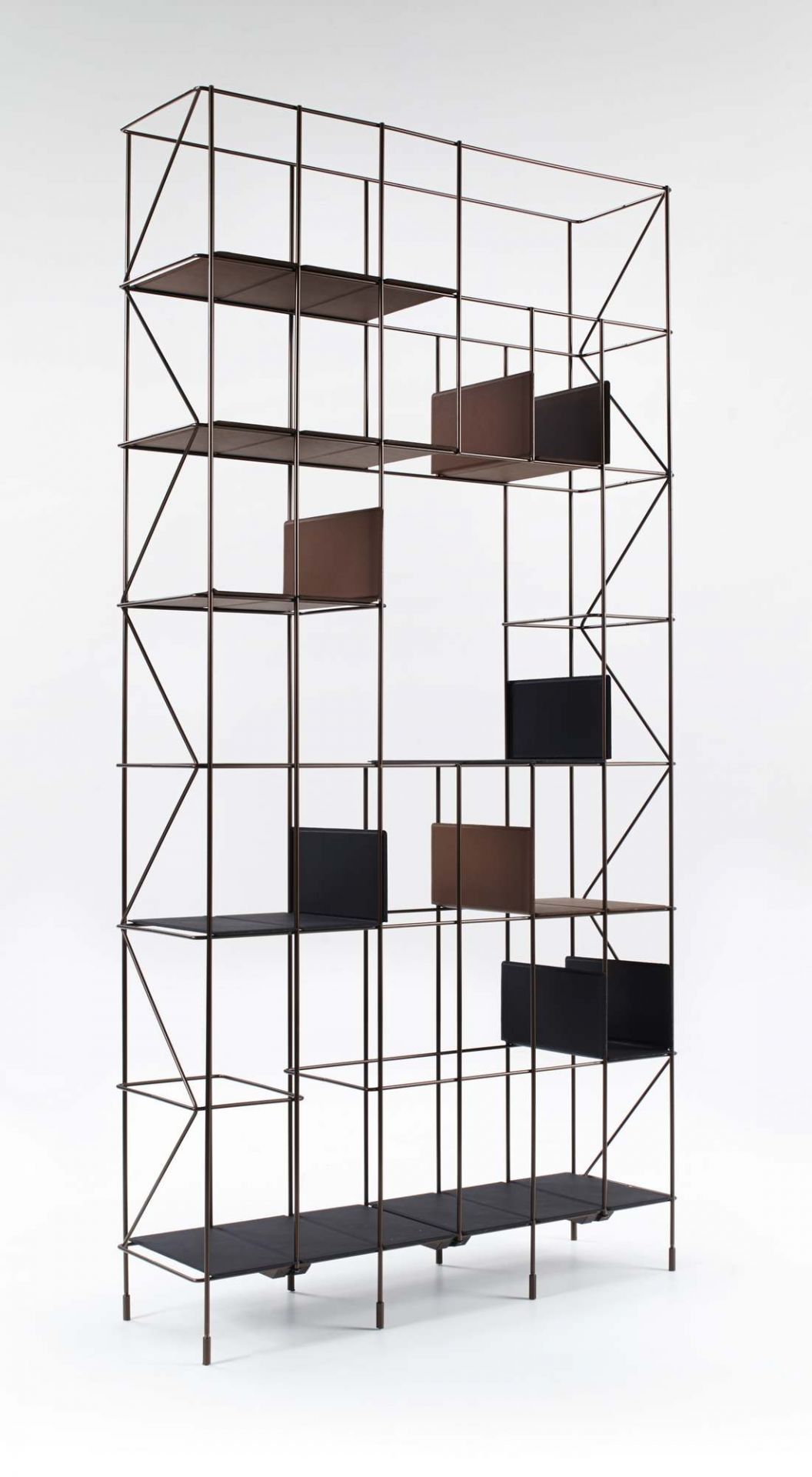 Network Bücherregal von Casamania Horm: Modernes, modulares Regal aus Metall und Ablagen in Braun und Schwarz.