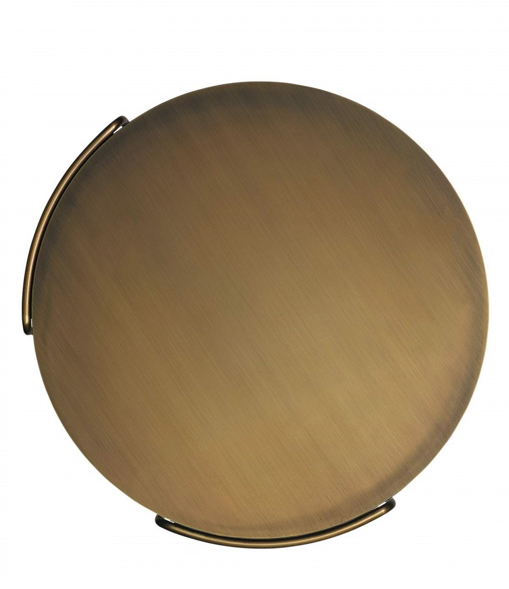 Nahaufnahme des Oki Beistelltisches von Walter Knoll mit runder, goldfarbener Tischplatte und filigranem Gestell.