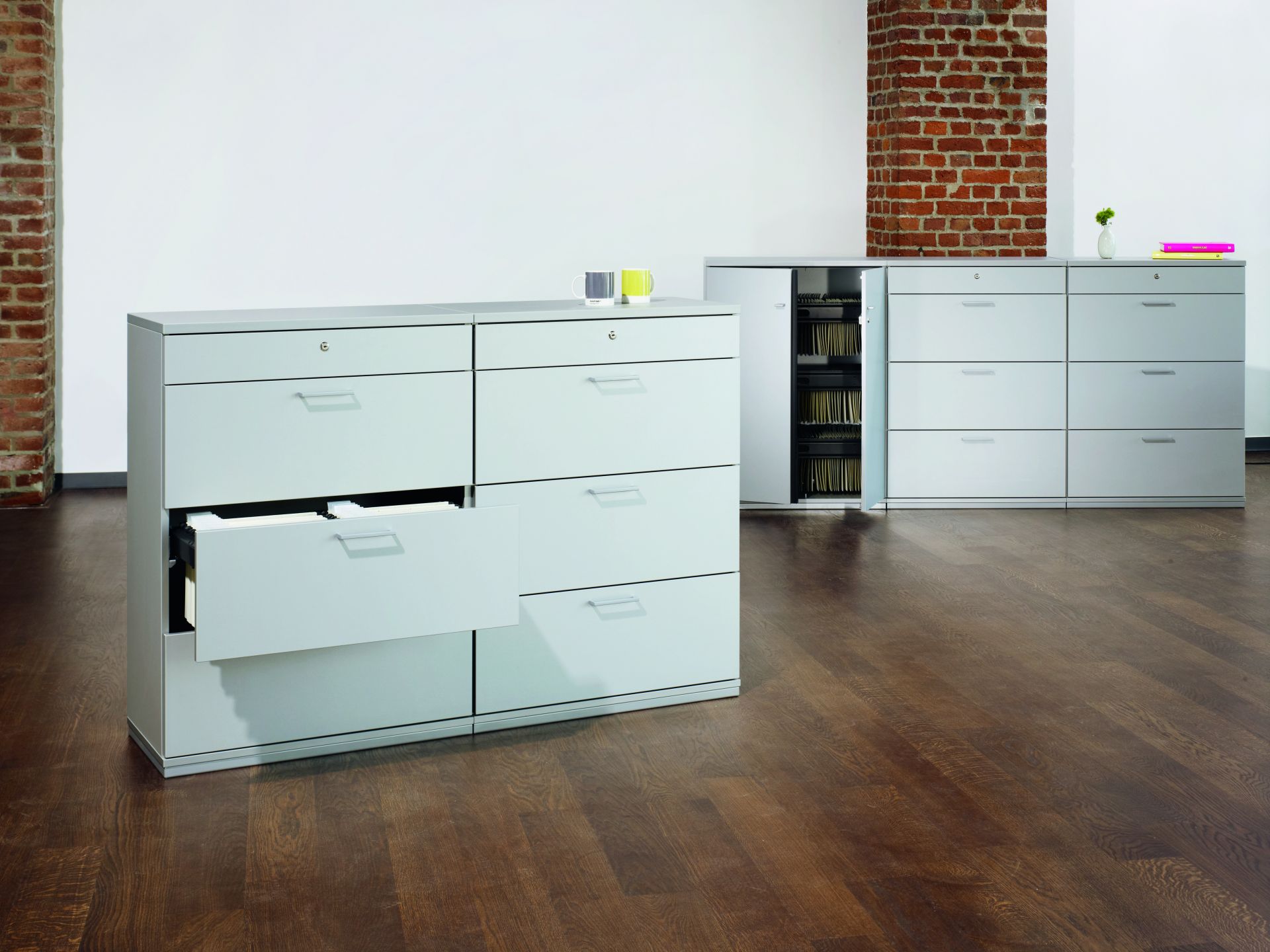 Acta Schiebetürenschrank von König+Neurath: Grauer Büroschrank mit Schubladen und Schiebetüren für Büroorganisation und Aktenlagerung.