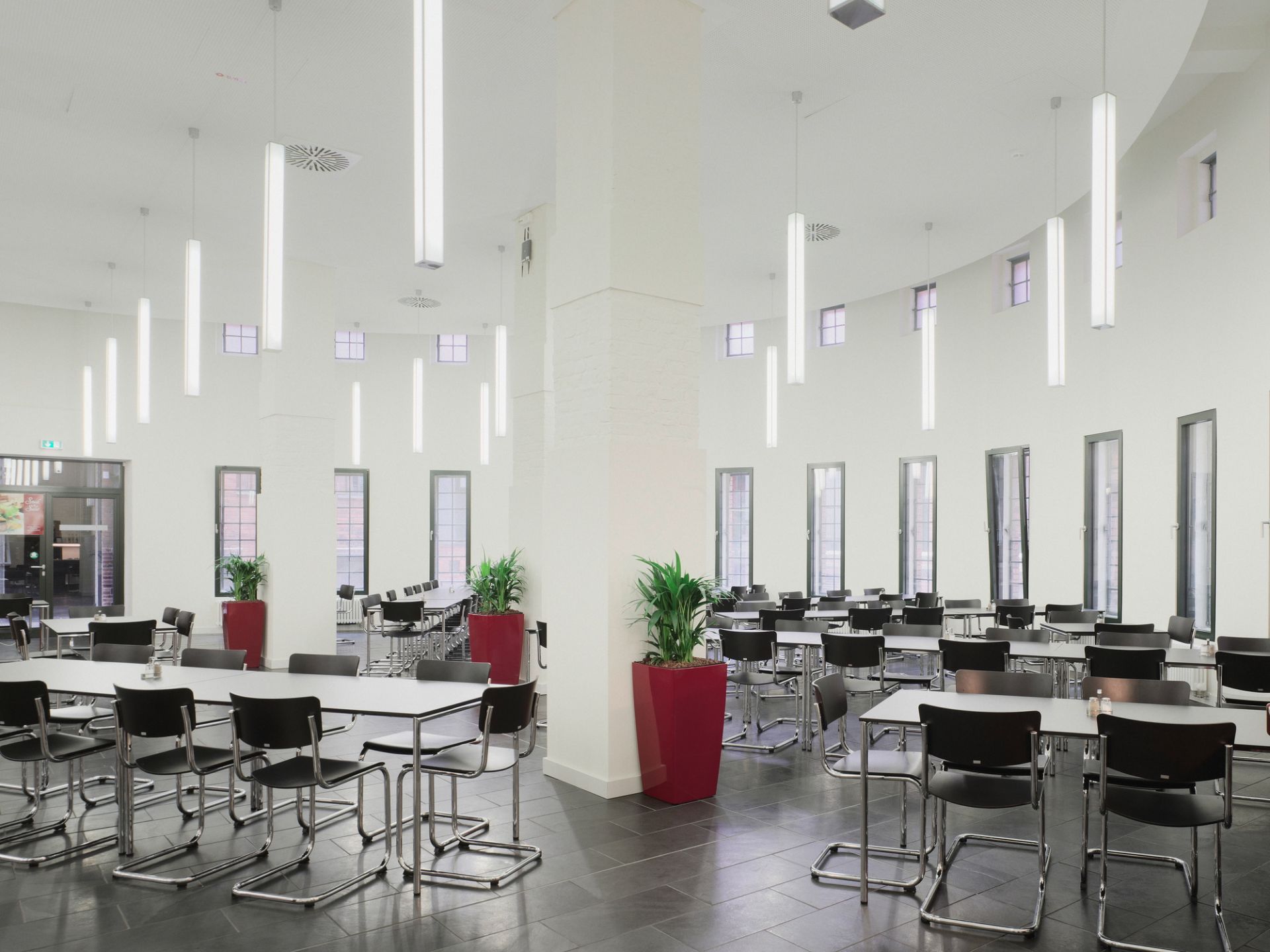 Großzügiger Raum mit vielen S 43 Stahlrohr Freischwinger Stühlen von Thonet und Tischen.