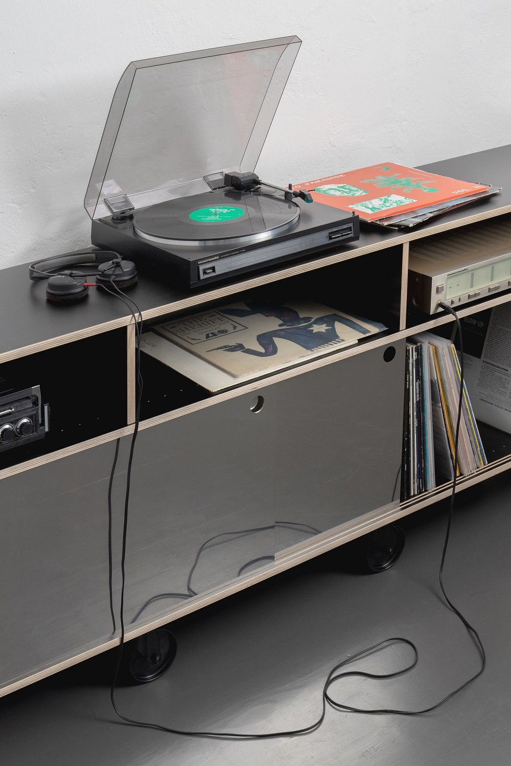 Schwarzes Egal Rockboard Sideboard von Nils Holger Moormann mit Schallplattenspieler und Schallplatten. Modernes Möbelstück.