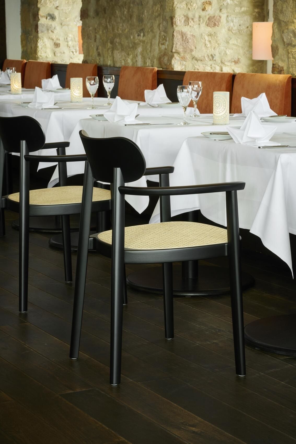 118 FV Holzstuhl mit Armlehnen Thonet