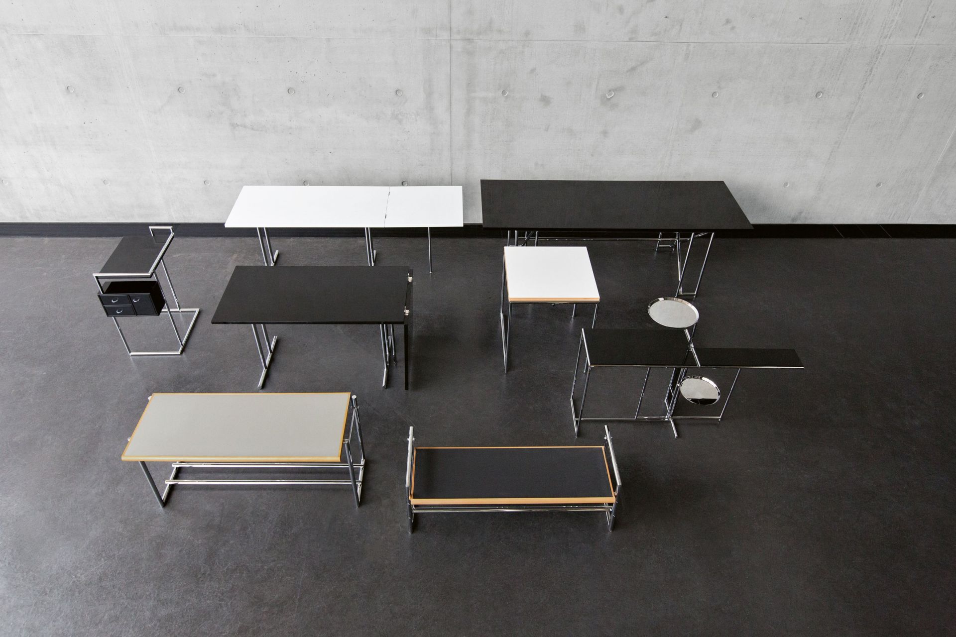 Ansicht von oben: Mehrere ClassiCon Lou Perou Tische in verschiedenen Ausführungen und Größen.