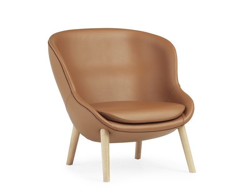 Brauner Hyg Lounge Chair Low Sessel von Normann Copenhagen mit Holzbeinen.