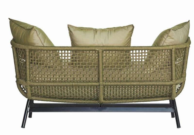 Rückansicht des Suka Loungesofas von Jan Kurtz, geflochtenes Outdoor Sofa mit Kissen.