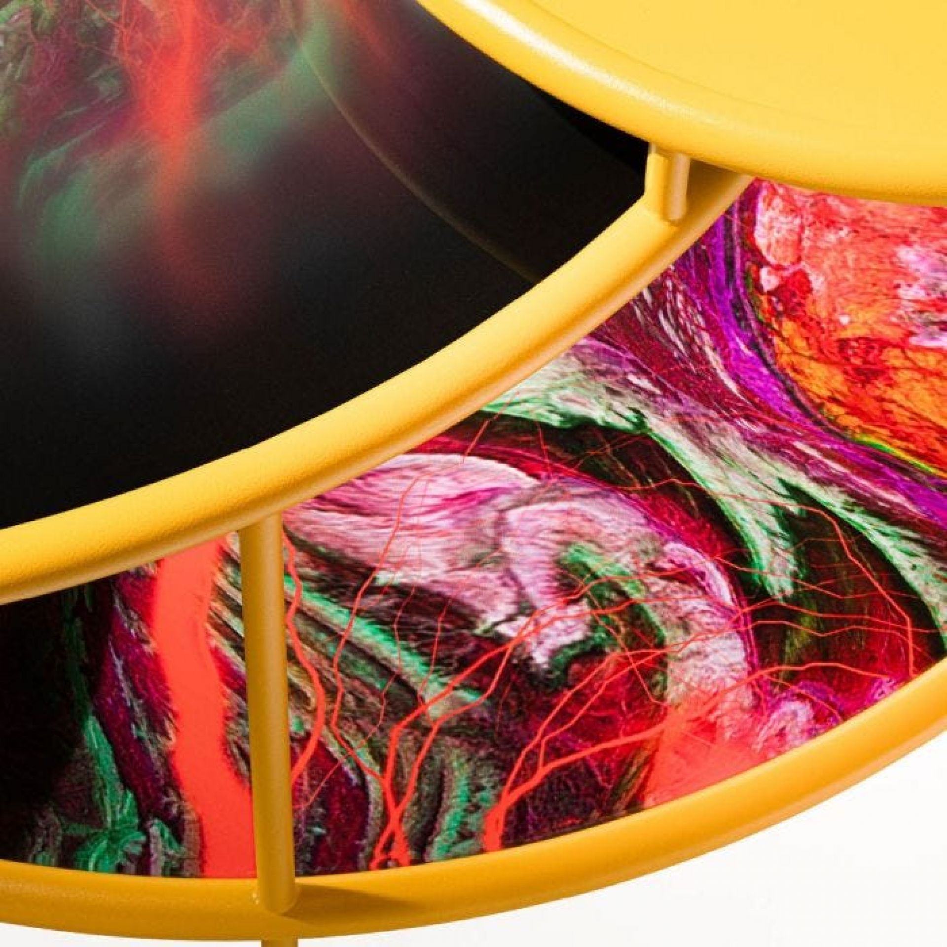 Detailaufnahme: Gelber Sangaku Couchtisch von Driade mit abstrakter Anti-Atlas-Musterung. Design-Couchtisch für Wohnzimmer.