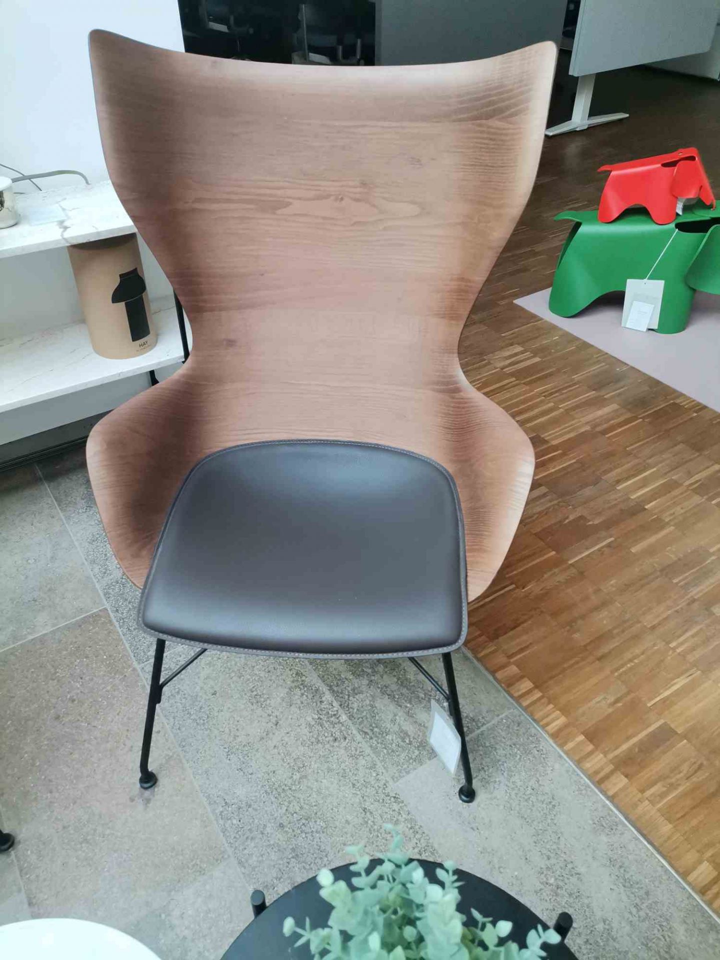 K/WOOD Sessel: Holzstuhl mit schwarzer Sitzfläche und schwarzen Beinen. Design Sessel für Wohnzimmer.