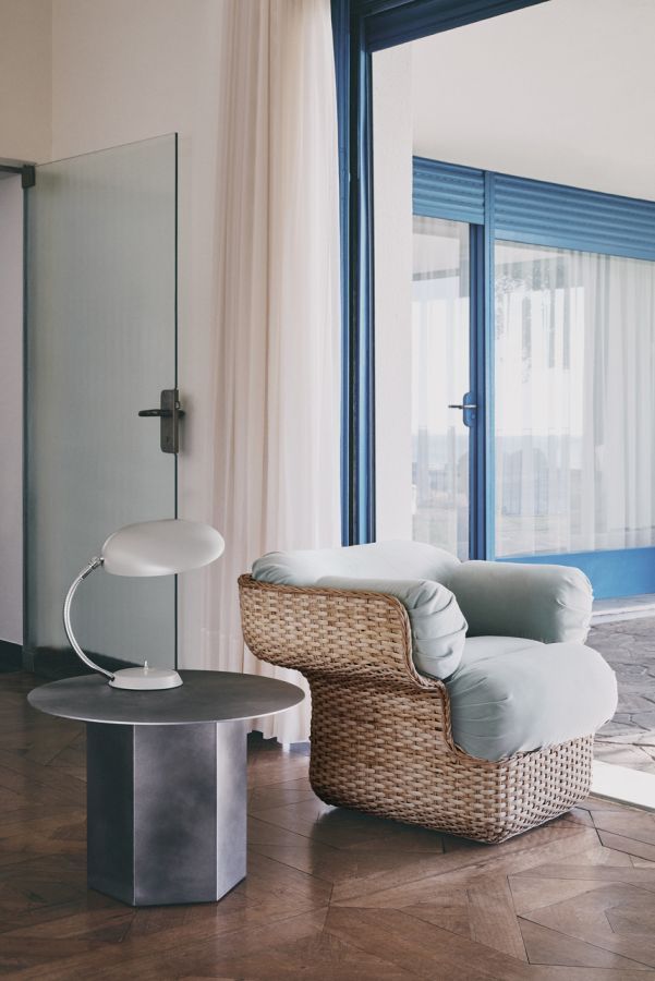 Epic Coffee Table Couchtisch von Gubi in Midnight Black Stahl mit Lampe und Sessel.