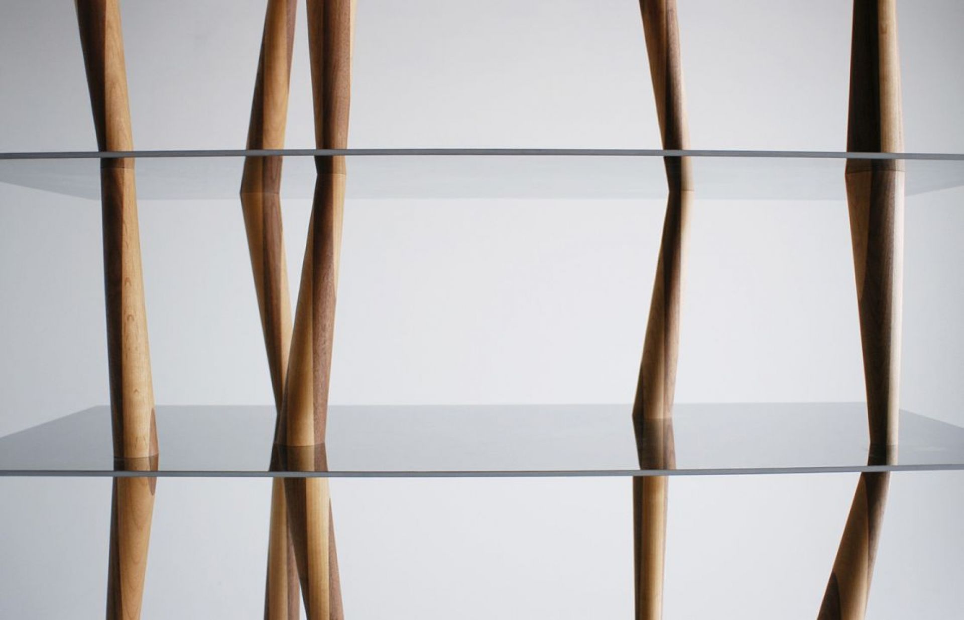 Detailaufnahme des Sendai Regals mit Holzbeinen und Glasböden von Casamania Horm. Modernes Design für Wohnzimmer und Büro.