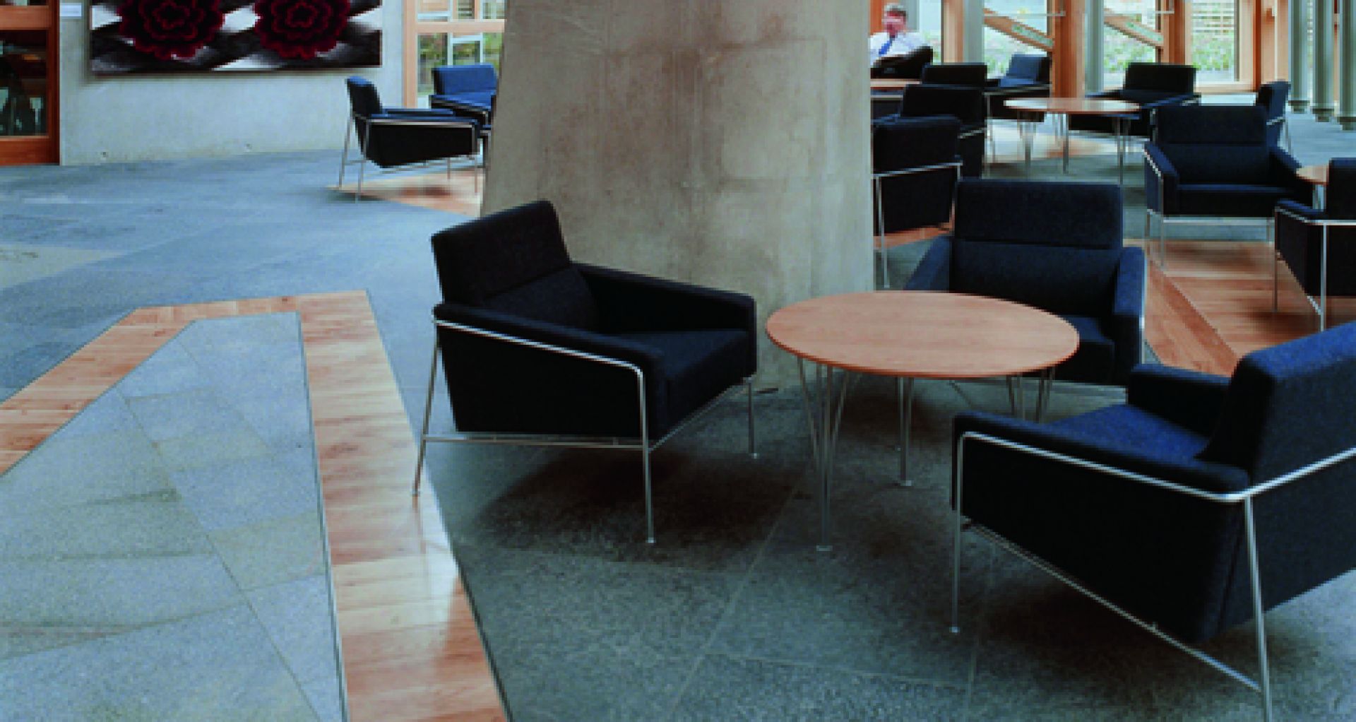 Schwarzer Sessel Serie 3300 von Fritz Hansen in einem Wartebereich mit Tischen.