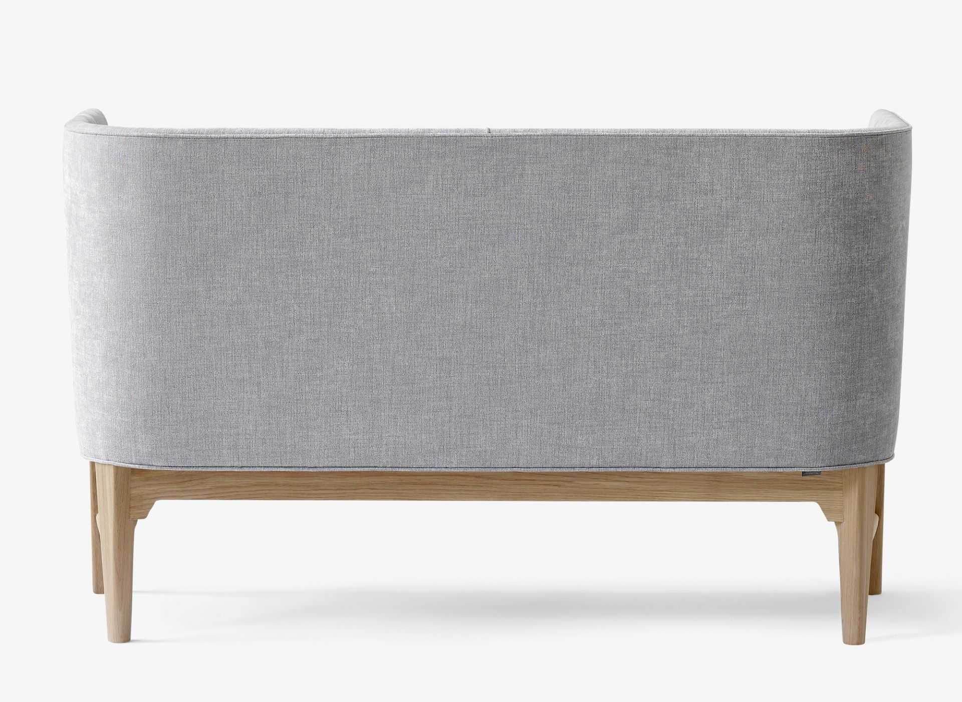 Rückansicht des grauen Mayor Sofas mit Holzgestell, ein Designklassiker für Wohnzimmer.