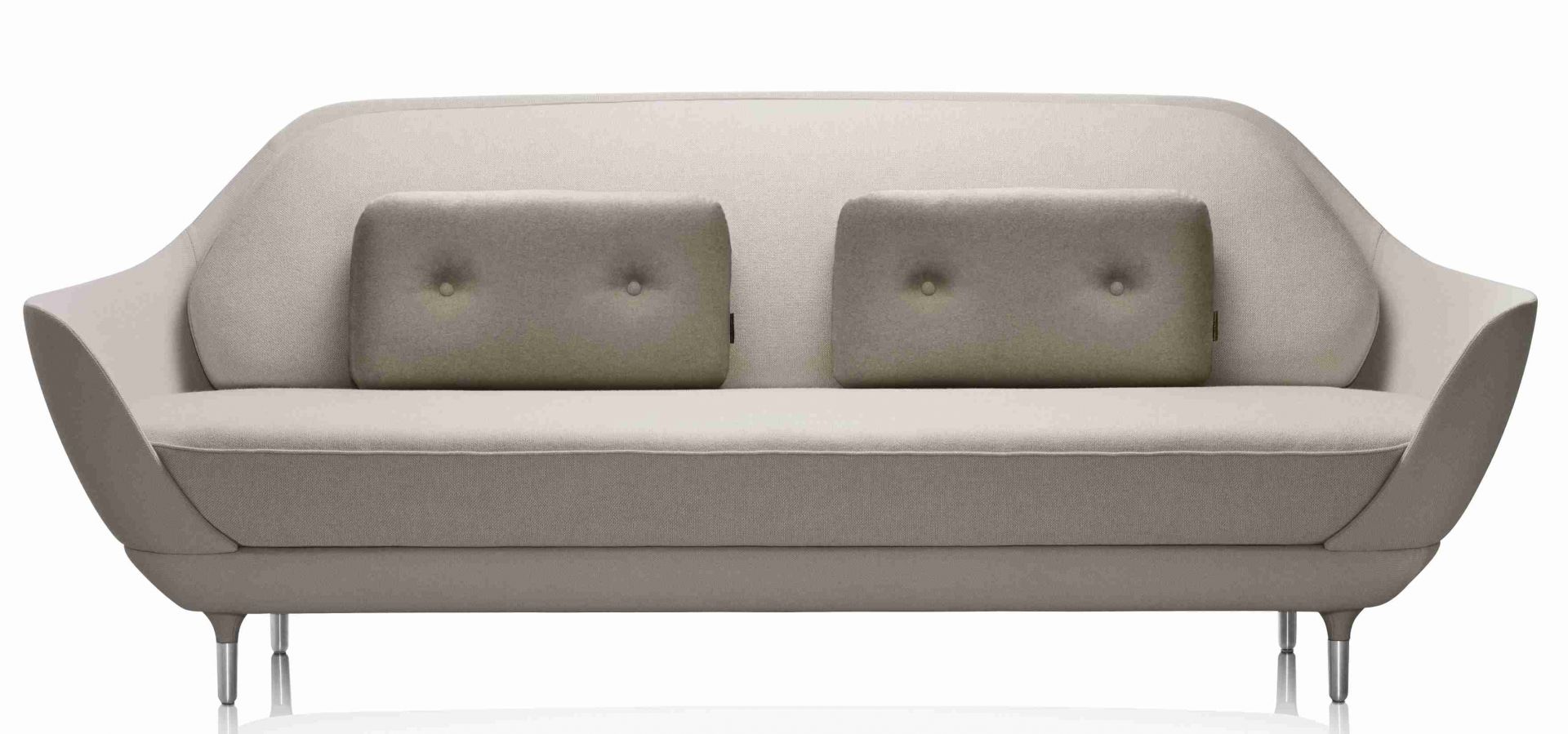 Beiges Favn Sofa von Fritz Hansen mit zwei rechteckigen Kissen und silbernen Füßen.