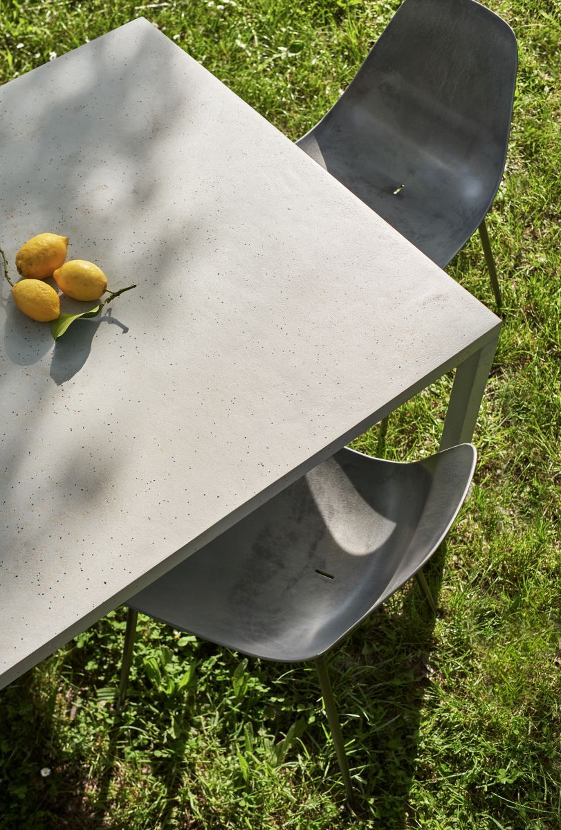 Mammamia Stuhl von Opinion Ciatti neben einem Tisch im Freien auf Rasen.