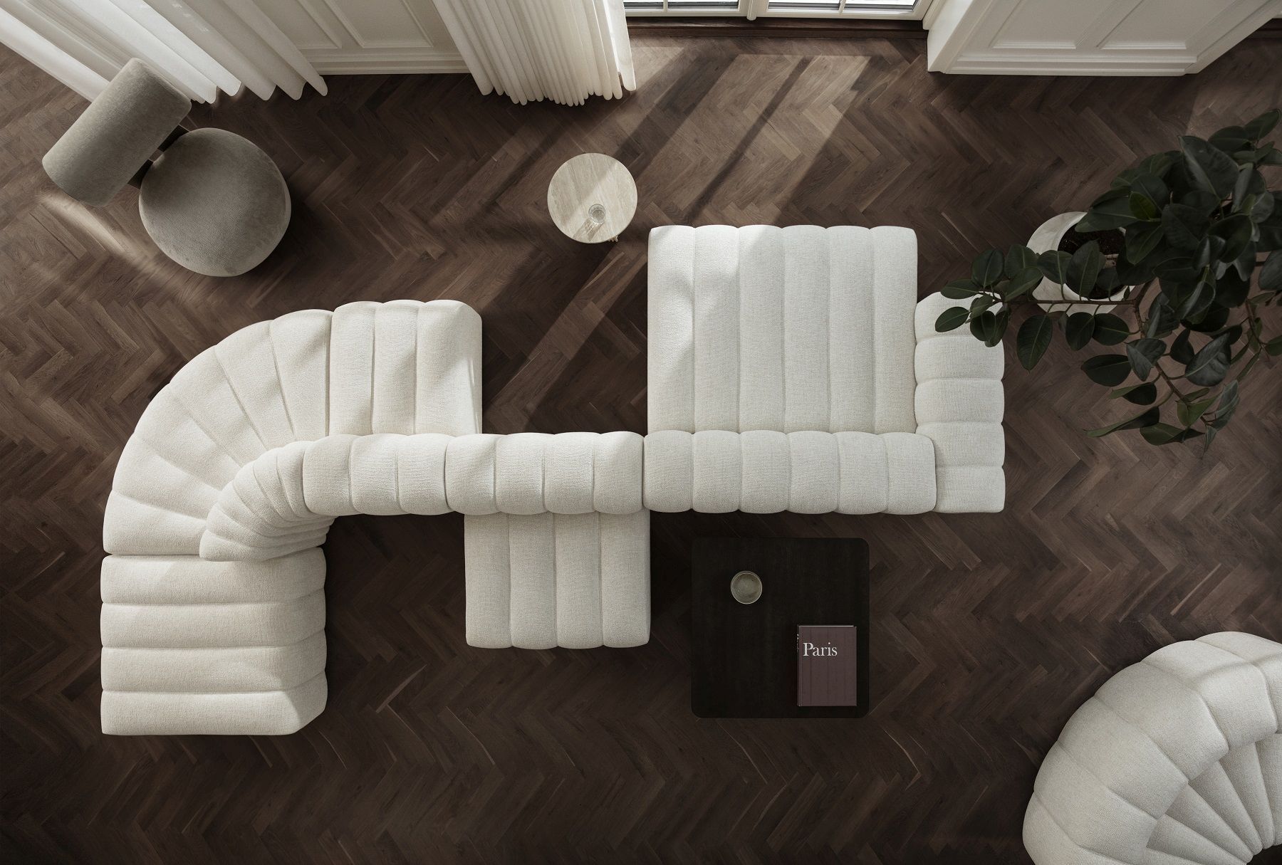 Draufsicht: Modular aufgebautes, weißes Sofa mit NORR11 Soho Coffee Table Couchtisch auf dunklem Parkettboden.